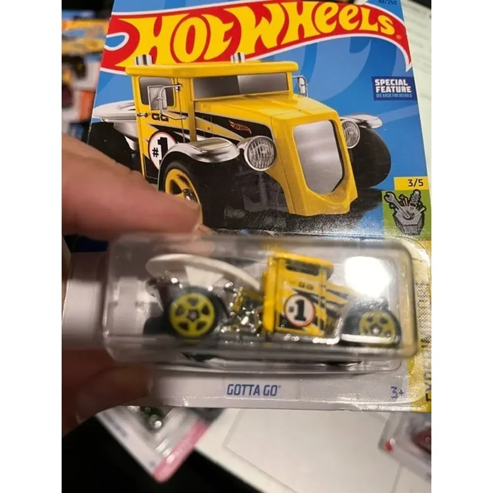 LOT OF 10 DIFFENT COLLECTIBLE HOT WHEELS (CAR AND TRUCKS FROM MATTEL 2021 )17-5